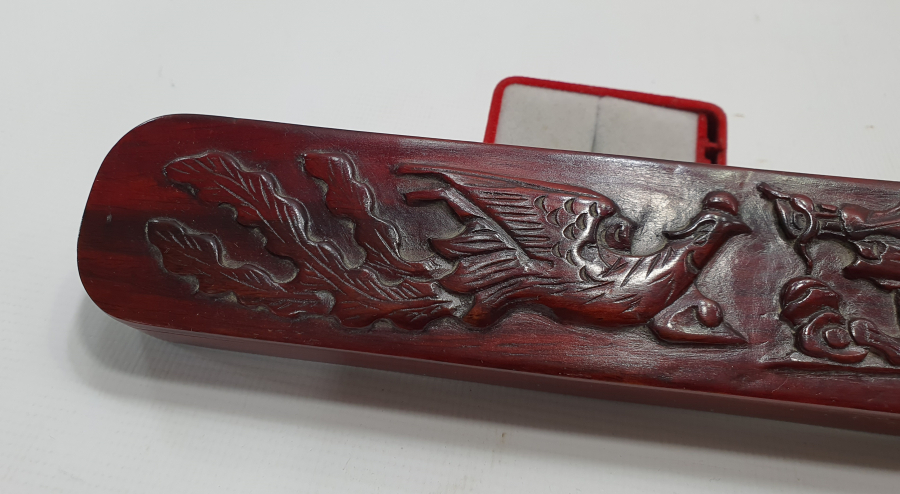 1900 BAŞLAR YEKPARE AHŞAPTAN OYMA İŞÇİLİKLİ ÇİFTLİ KALEMDAN