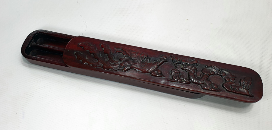 1900 BAŞLAR YEKPARE AHŞAPTAN OYMA İŞÇİLİKLİ ÇİFTLİ KALEMDAN