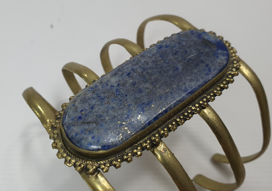 ÜZERİNDE DOĞAL LAPİS TAŞI BULUNAN TÜRKMEN İŞİ BİLEKLİK