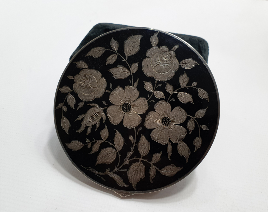 1900 BAŞLARI ÜZERİ MİNE İŞÇİLİKLİ GÜMÜŞ PUDRİYER