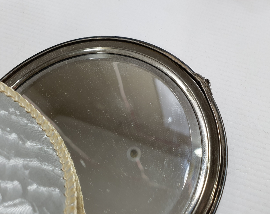 1900 BAŞLARI ÜZERİ MİNE İŞÇİLİKLİ GÜMÜŞ PUDRİYER