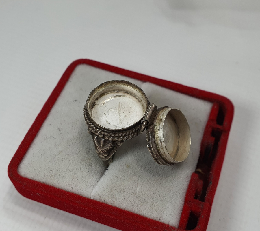 NADİR FORMDA ÜZERİ AKİK TAŞLI HAP YÜZÜĞÜ - ZEHİR YÜZÜĞÜ