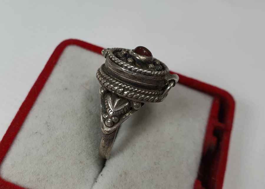 NADİR FORMDA ÜZERİ AKİK TAŞLI HAP YÜZÜĞÜ - ZEHİR YÜZÜĞÜ