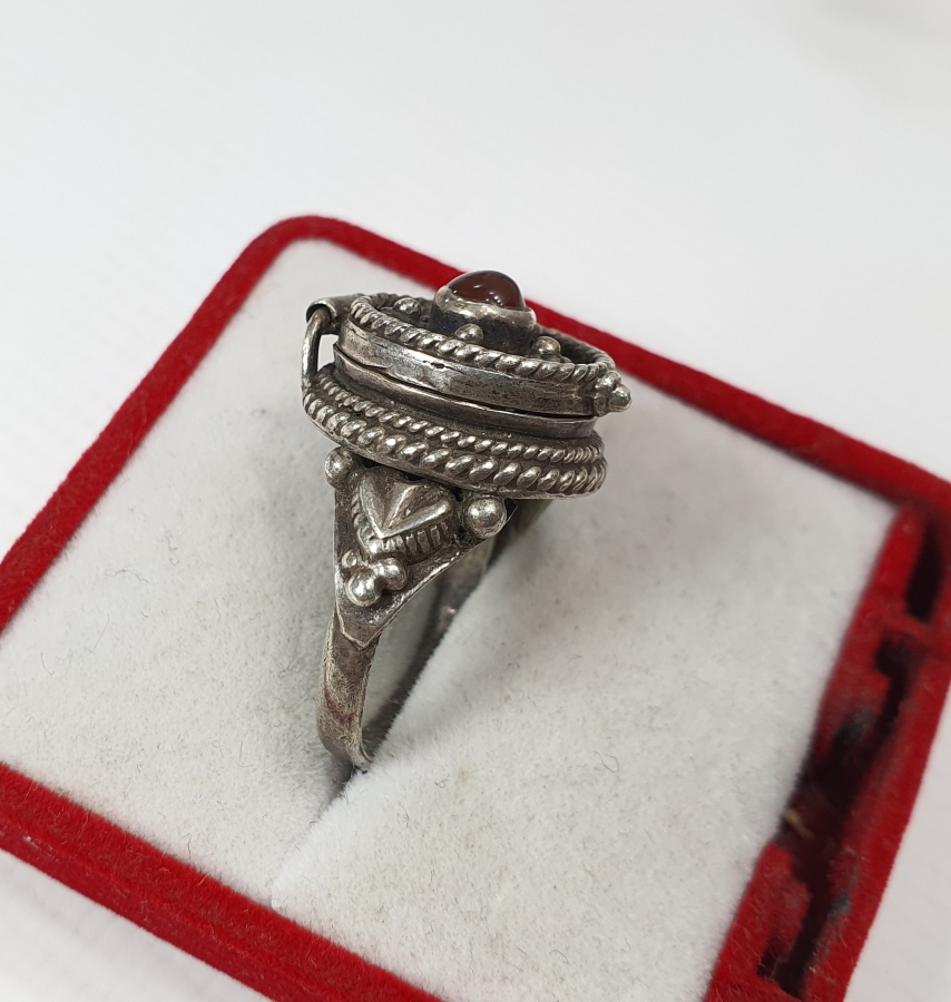 NADİR FORMDA ÜZERİ AKİK TAŞLI HAP YÜZÜĞÜ - ZEHİR YÜZÜĞÜ