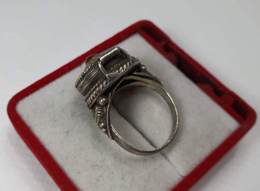 NADİR FORMDA ÜZERİ AKİK TAŞLI HAP YÜZÜĞÜ - ZEHİR YÜZÜĞÜ