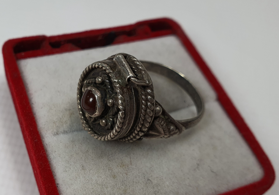 NADİR FORMDA ÜZERİ AKİK TAŞLI HAP YÜZÜĞÜ - ZEHİR YÜZÜĞÜ