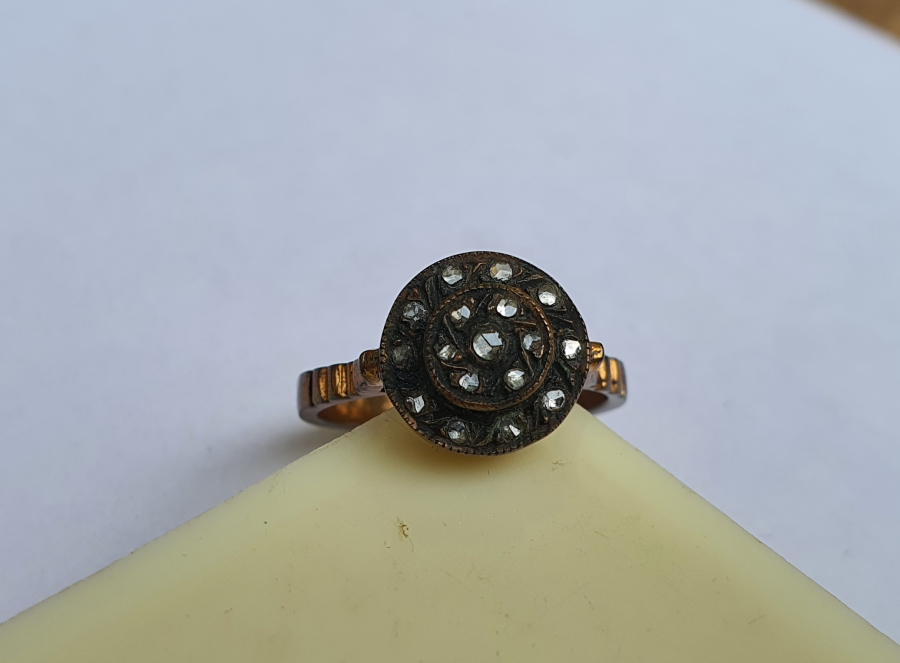 ÜZERİ ELMAS TAŞLI DİVANHANE ÇİVİSİ MODELİ YÜZÜK