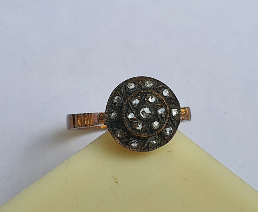 ÜZERİ ELMAS TAŞLI DİVANHANE ÇİVİSİ MODELİ YÜZÜK