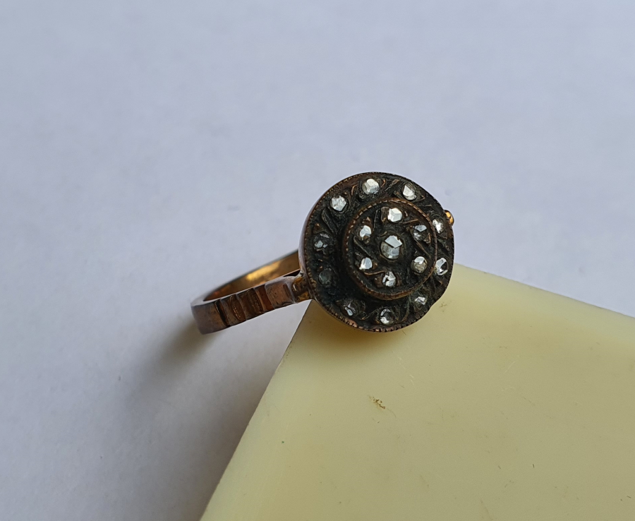 ÜZERİ ELMAS TAŞLI DİVANHANE ÇİVİSİ MODELİ YÜZÜK