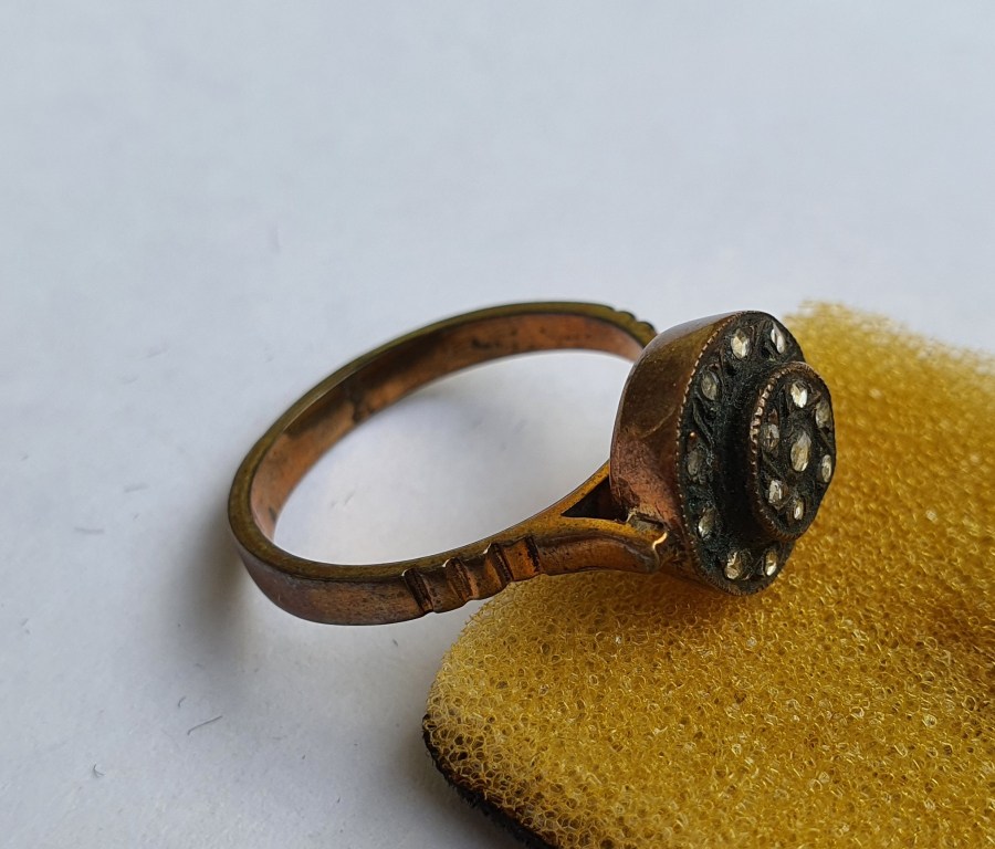 ÜZERİ ELMAS TAŞLI DİVANHANE ÇİVİSİ MODELİ YÜZÜK