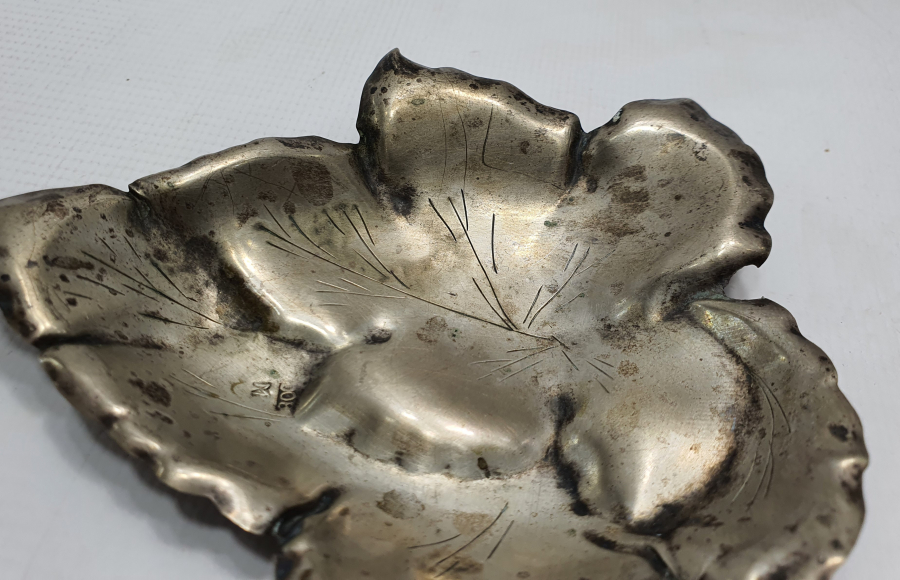 ÜZERİ KALEM İŞÇİLİKLİ ÇINAR YAPRAĞI FORMUNDA GÜMÜŞ İKRAMLIK