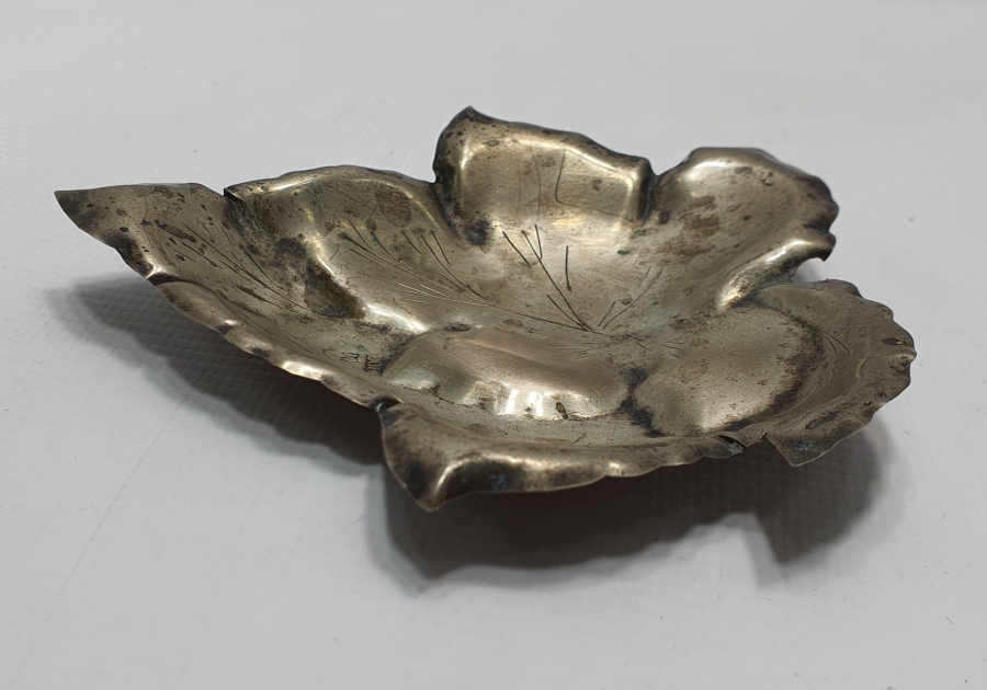 ÜZERİ KALEM İŞÇİLİKLİ ÇINAR YAPRAĞI FORMUNDA GÜMÜŞ İKRAMLIK