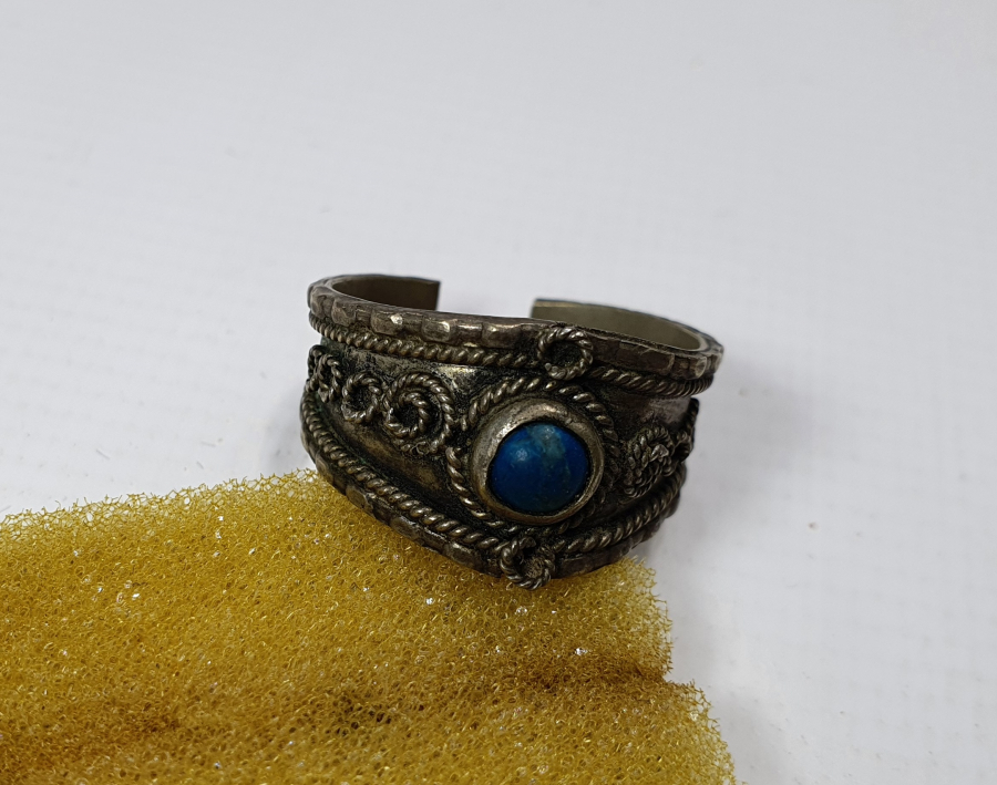 ÜZERİNDE TURKUAZ TAŞ BULUNAN ÖZEL YAPIM YÜZÜK