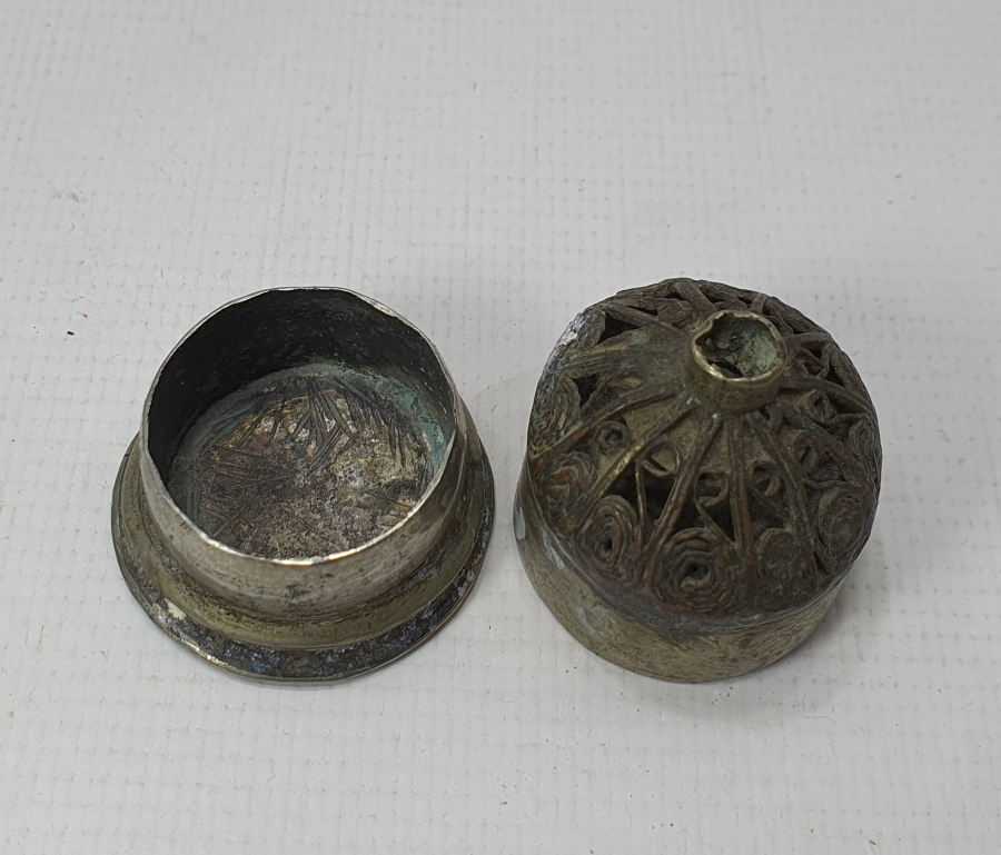 1800 BAŞLARI NADİR FORMDA TELKARİ İŞÇİLİKLİ KUTU