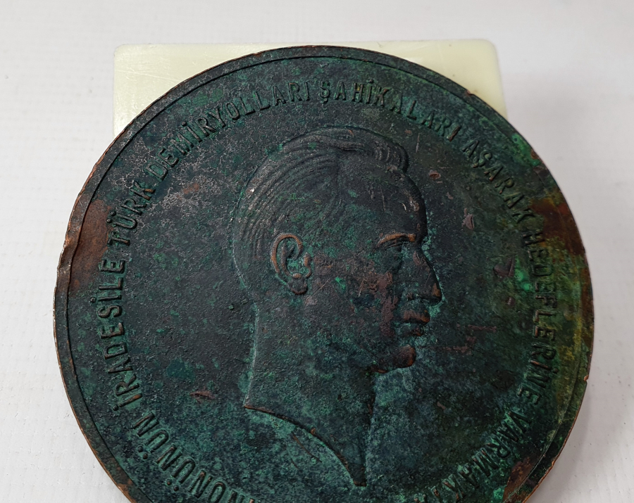 1939 YILI ERZURUM DEMİRYOLU HATTI AÇILIŞI ANISINA VERİLMİŞ İNÖNÜ RESİMLİ BÜYÜK BOY ROZET