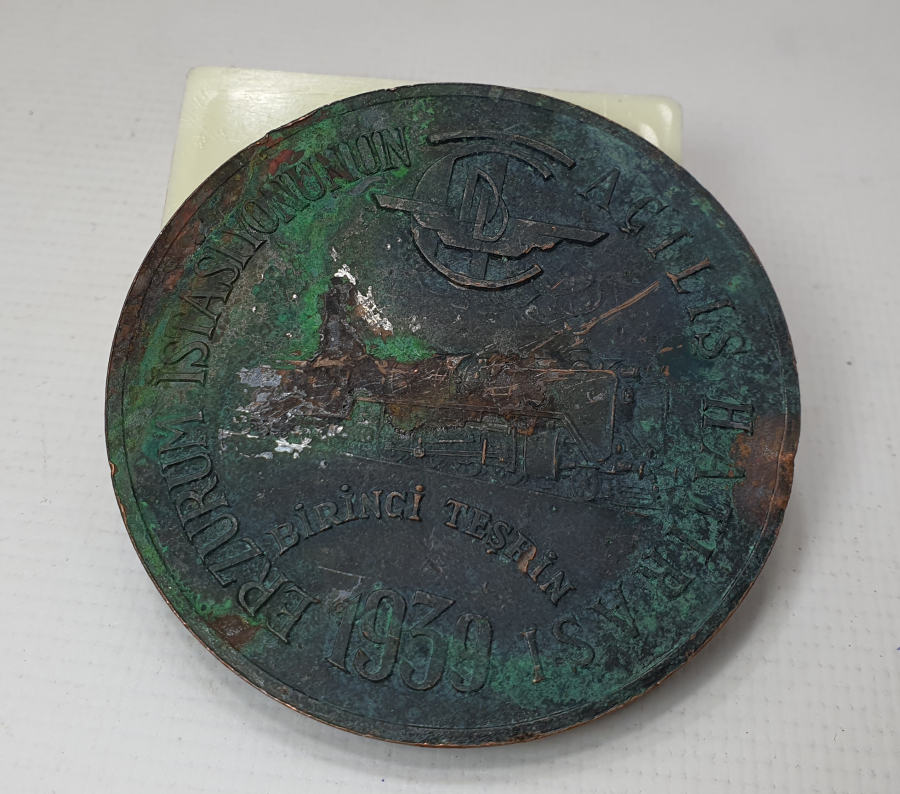 1939 YILI ERZURUM DEMİRYOLU HATTI AÇILIŞI ANISINA VERİLMİŞ İNÖNÜ RESİMLİ BÜYÜK BOY ROZET