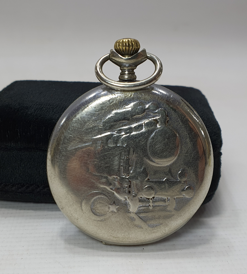 SİNGER MARKA ARKASI TREN YOLLU VE AY YILDIZLI TEPEDEN KURMA CEP SAATİ