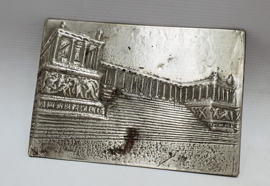 BERGAMDAN KAÇIRILAN ZEUS SUNAĞI GÖRSELLİ GÜMÜŞ LEVHA