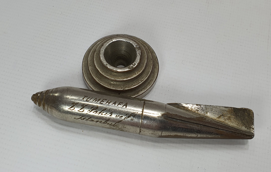 CUMHURİYET BAŞLARI ÖZEL YAPIM FÜZE ŞEKLİNDE MASA ÜSTÜ ÇAKMAĞI