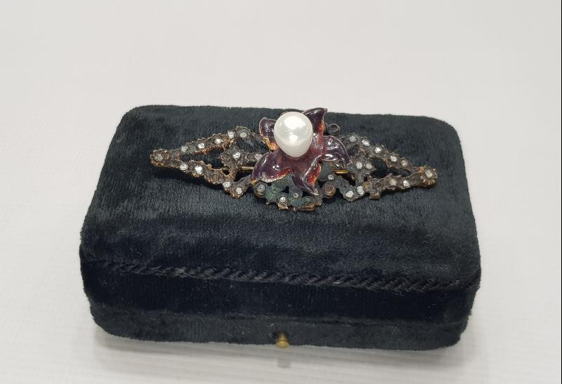 İNCİ VE ELMAS TAŞLARLA SÜSLÜ MİNELİ BROŞ 