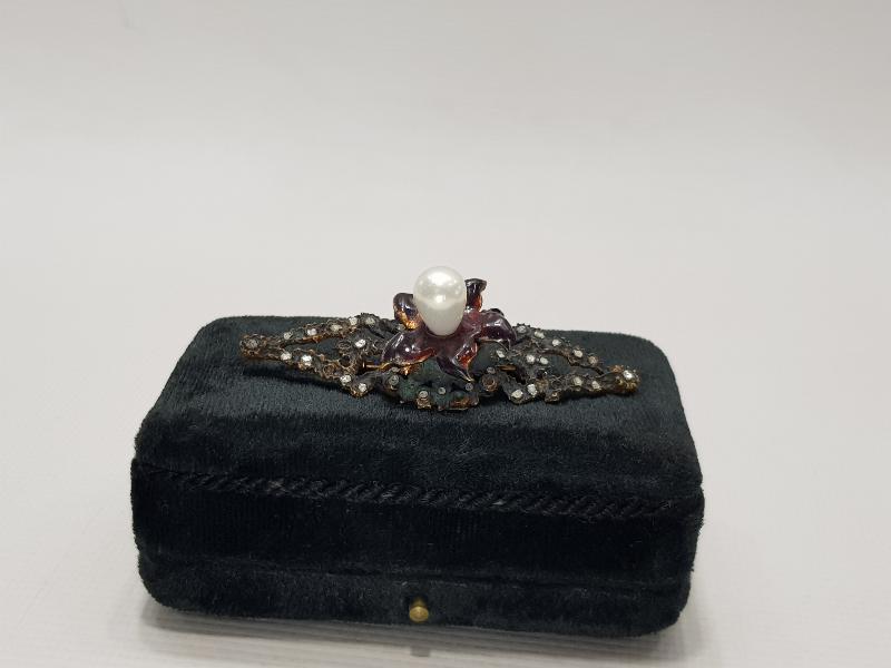 İNCİ VE ELMAS TAŞLARLA SÜSLÜ MİNELİ BROŞ 