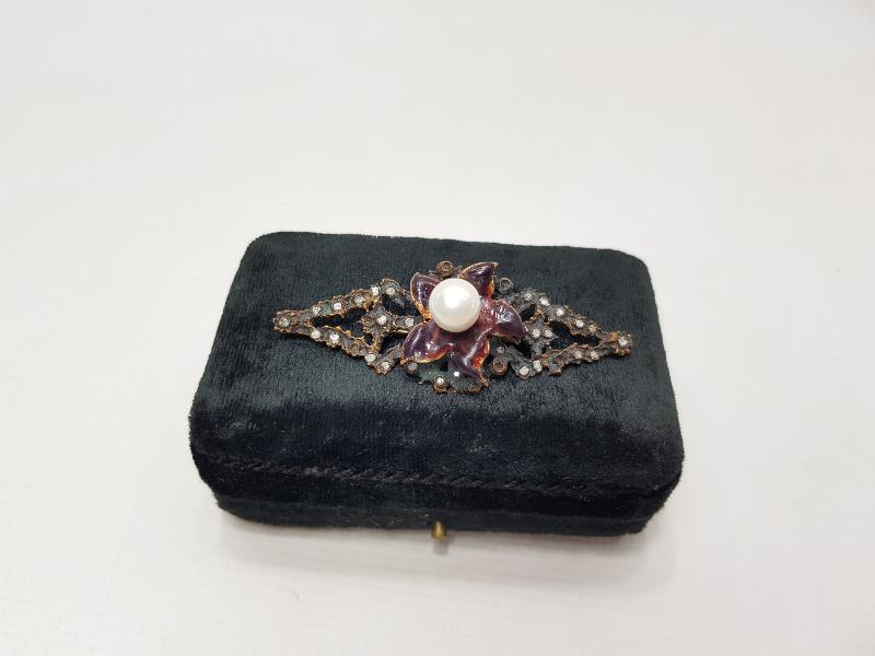 İNCİ VE ELMAS TAŞLARLA SÜSLÜ MİNELİ BROŞ 