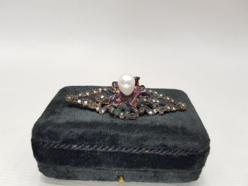 İNCİ VE ELMAS TAŞLARLA SÜSLÜ MİNELİ BROŞ 