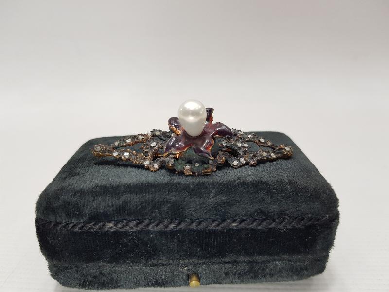 İNCİ VE ELMAS TAŞLARLA SÜSLÜ MİNELİ BROŞ 