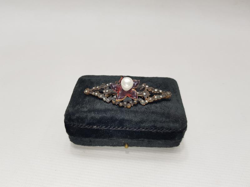 İNCİ VE ELMAS TAŞLARLA SÜSLÜ MİNELİ BROŞ 