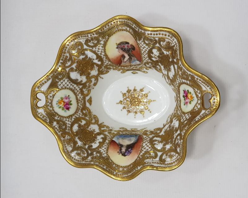 OSMANLI PAZARI: ALTIN SIVAMA ORYANTAL KADIN FİGÜRLÜ PORSELEN ŞEKERLİK