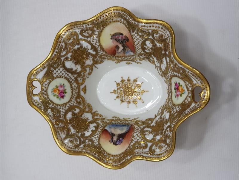 OSMANLI PAZARI: ALTIN SIVAMA ORYANTAL KADIN FİGÜRLÜ PORSELEN ŞEKERLİK