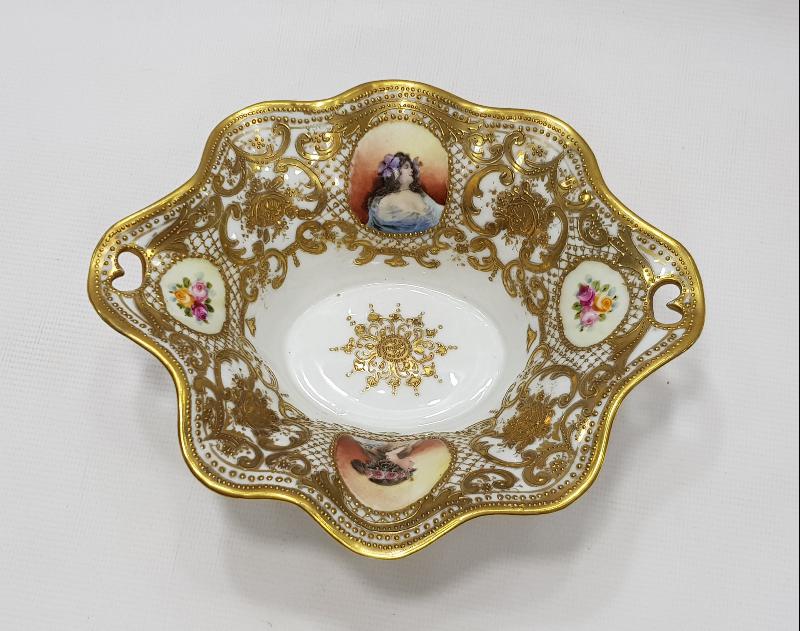 OSMANLI PAZARI: ALTIN SIVAMA ORYANTAL KADIN FİGÜRLÜ PORSELEN ŞEKERLİK