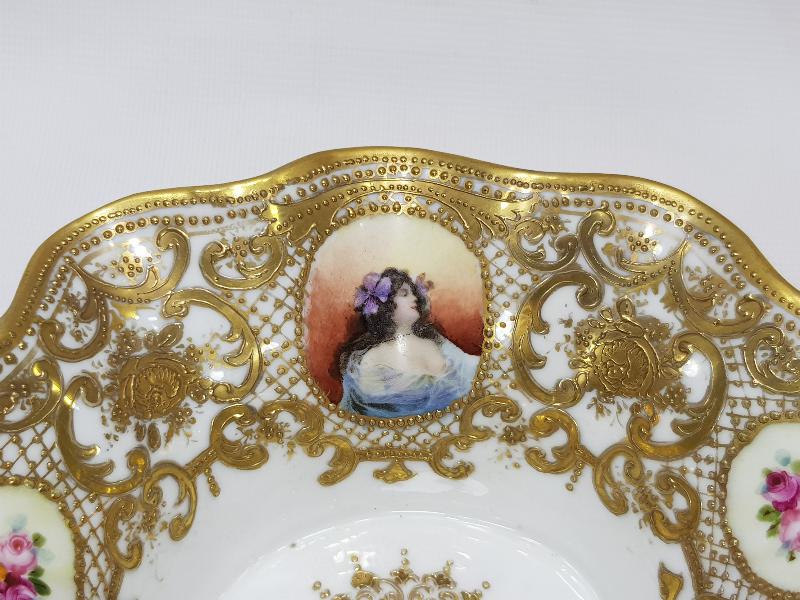 OSMANLI PAZARI: ALTIN SIVAMA ORYANTAL KADIN FİGÜRLÜ PORSELEN ŞEKERLİK