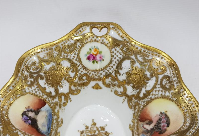 OSMANLI PAZARI: ALTIN SIVAMA ORYANTAL KADIN FİGÜRLÜ PORSELEN ŞEKERLİK