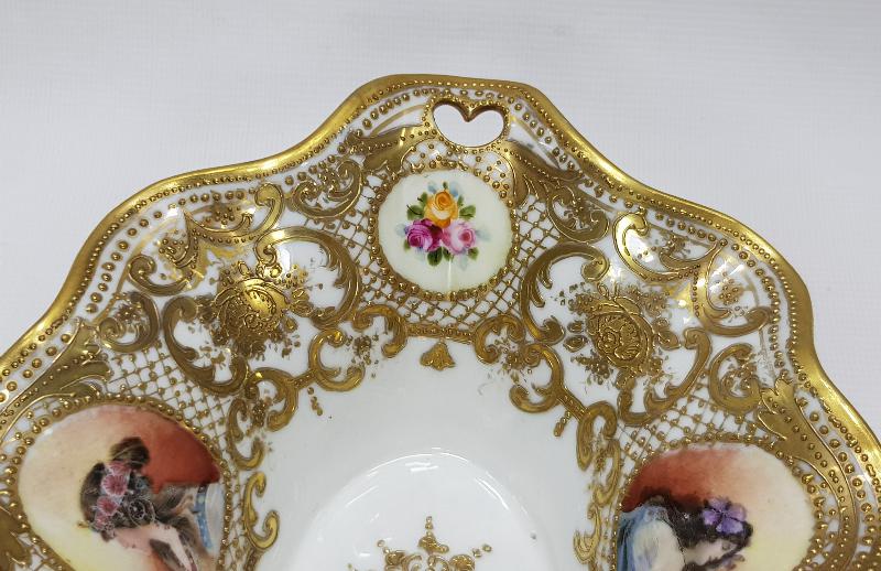 OSMANLI PAZARI: ALTIN SIVAMA ORYANTAL KADIN FİGÜRLÜ PORSELEN ŞEKERLİK