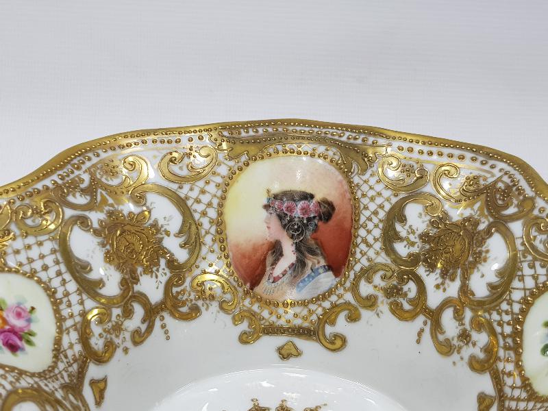 OSMANLI PAZARI: ALTIN SIVAMA ORYANTAL KADIN FİGÜRLÜ PORSELEN ŞEKERLİK