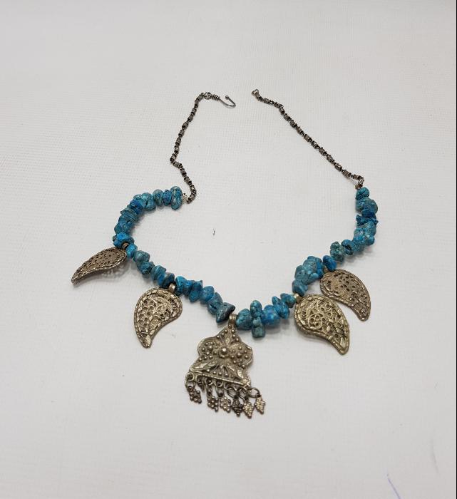 TURKUAZ TAŞLARLA SÜSLÜ GÜMÜŞ KOLYE 