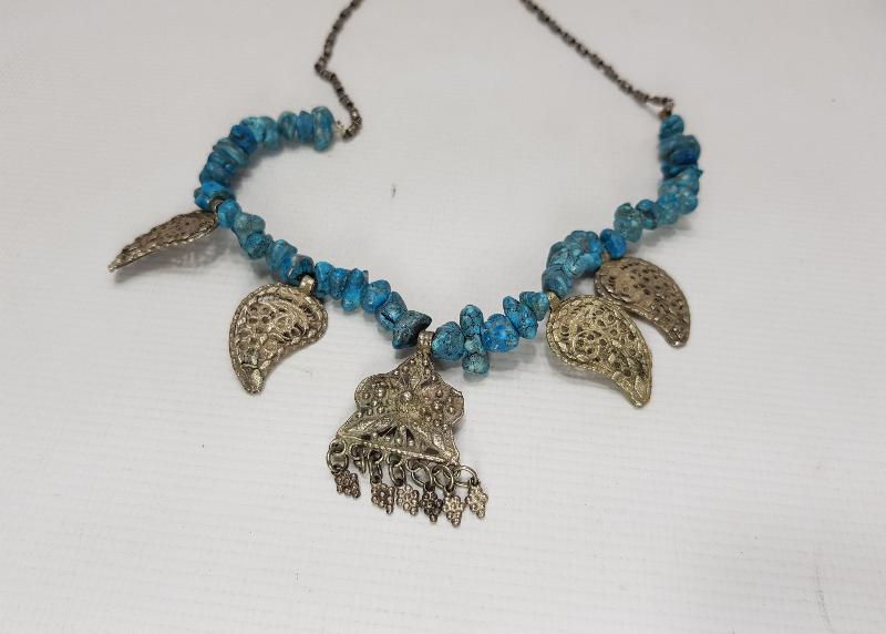 TURKUAZ TAŞLARLA SÜSLÜ GÜMÜŞ KOLYE 