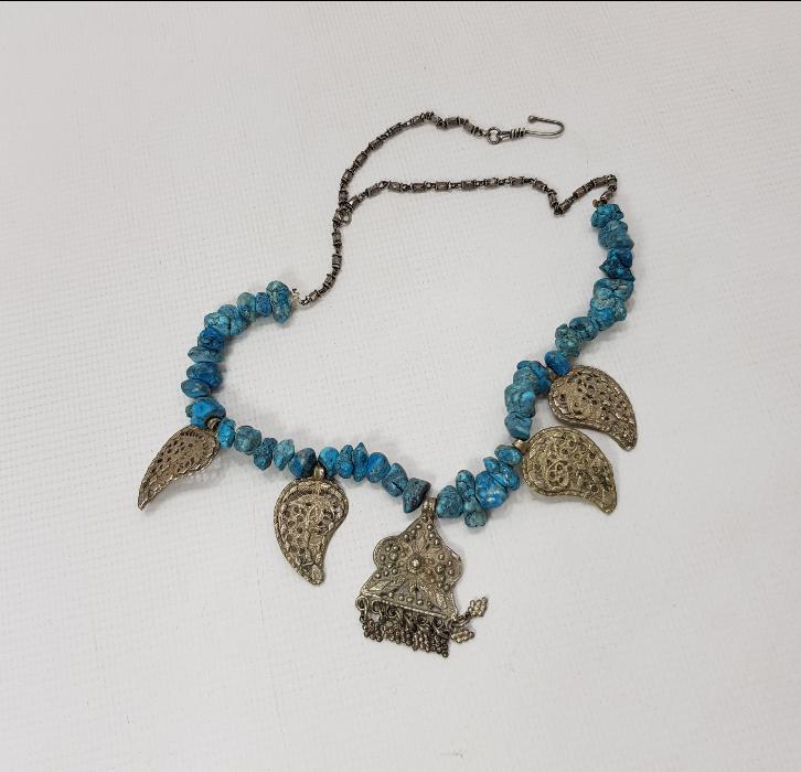 TURKUAZ TAŞLARLA SÜSLÜ GÜMÜŞ KOLYE 