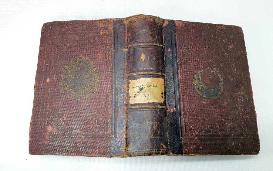 ÜZERİNDE ALTIN VARAKLI OSMANLI DEVLET ARMASI VE AY YILDIZI BULUNAN ROMAN