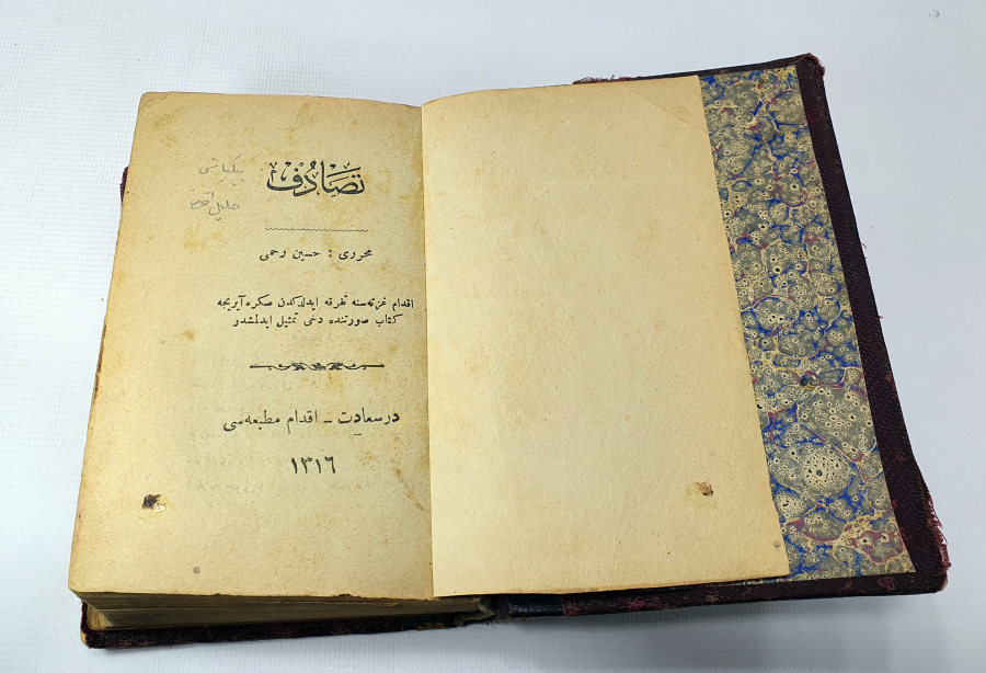 ÜZERİNDE ALTIN VARAKLI OSMANLI DEVLET ARMASI VE AY YILDIZI BULUNAN ROMAN