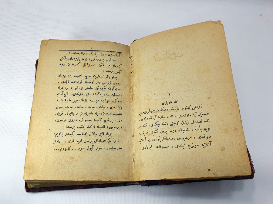 ÜZERİNDE ALTIN VARAKLI OSMANLI DEVLET ARMASI VE AY YILDIZI BULUNAN ROMAN