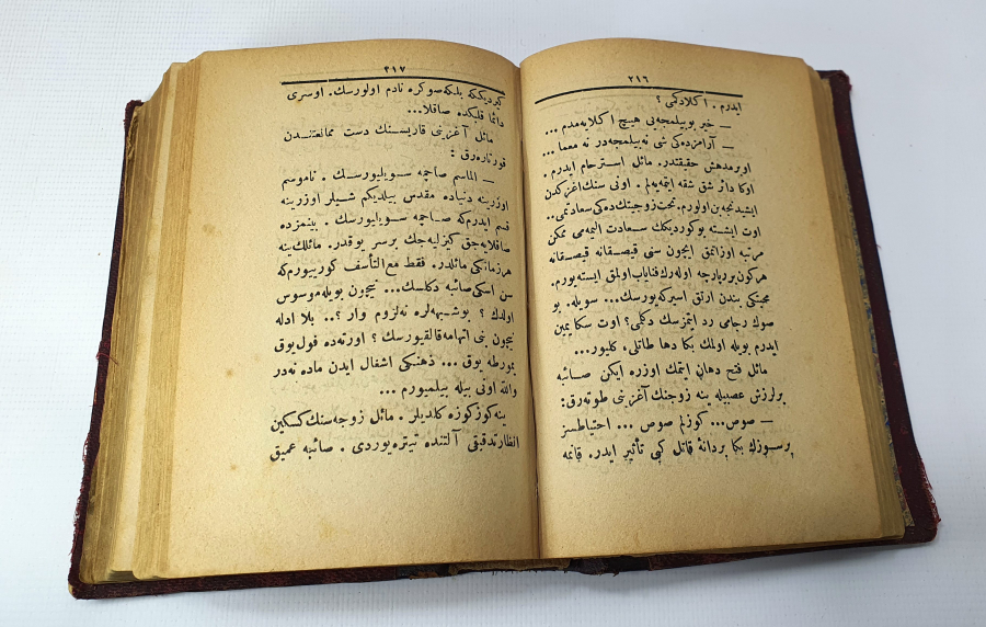 ÜZERİNDE ALTIN VARAKLI OSMANLI DEVLET ARMASI VE AY YILDIZI BULUNAN ROMAN