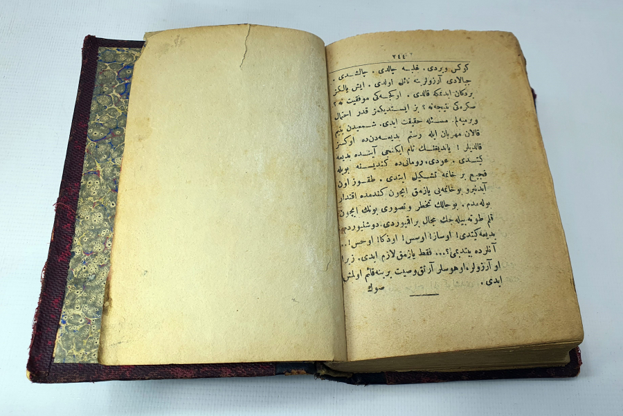 ÜZERİNDE ALTIN VARAKLI OSMANLI DEVLET ARMASI VE AY YILDIZI BULUNAN ROMAN