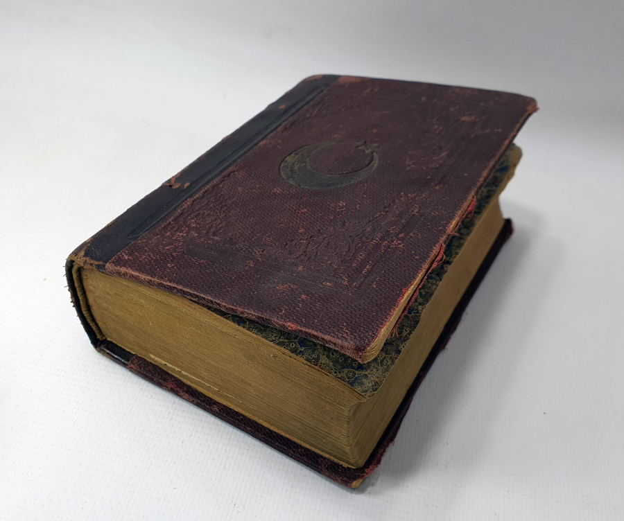 ÜZERİNDE ALTIN VARAKLI OSMANLI DEVLET ARMASI VE AY YILDIZI BULUNAN ROMAN