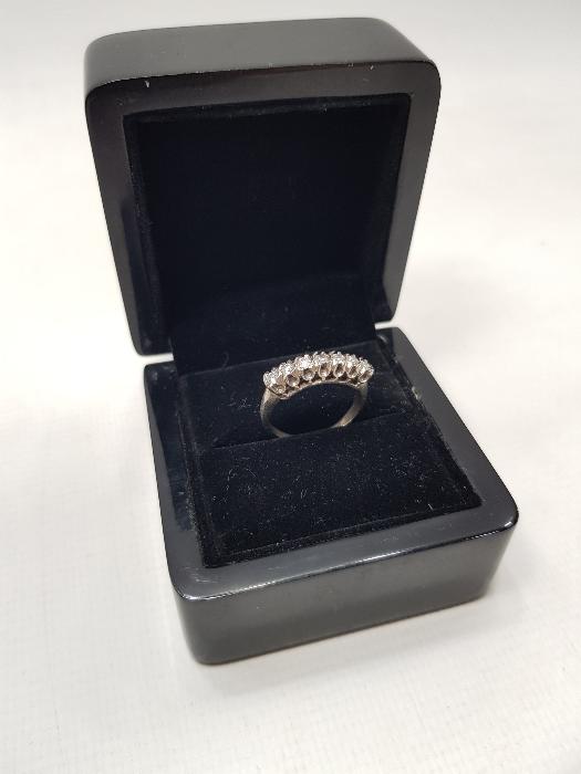 YEDİTAŞLI PIRLANTA YÜZÜK 