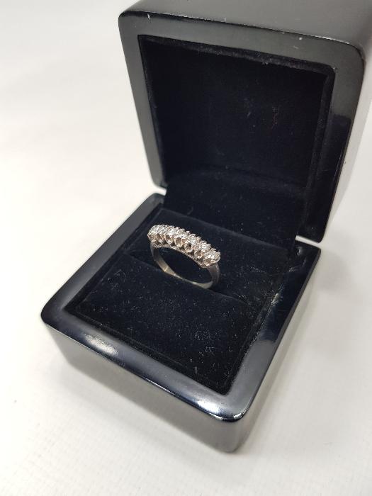 YEDİTAŞLI PIRLANTA YÜZÜK 