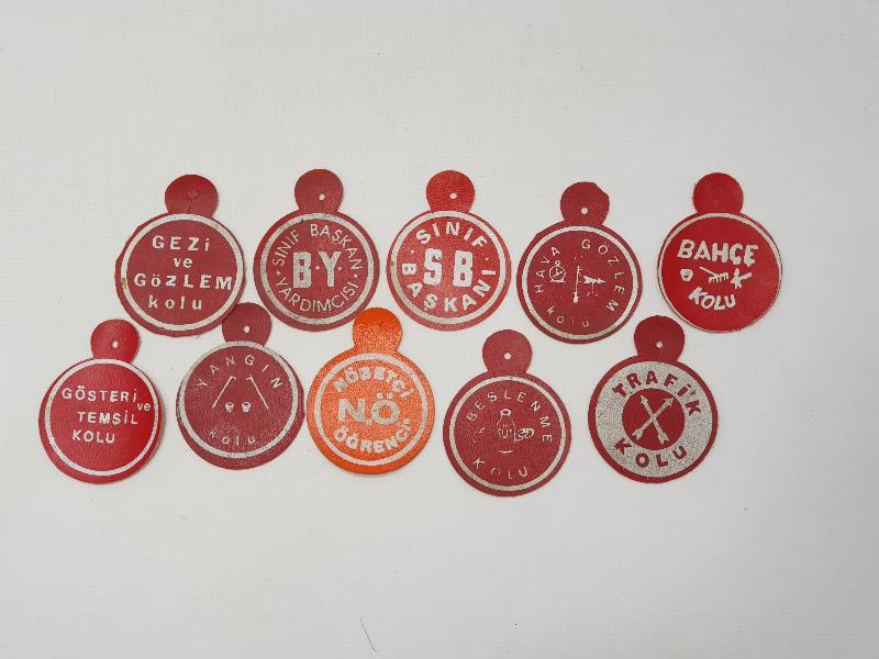 EĞİTİM TARİHİ: 1980'LERDEN İLKOKUL GÖĞÜS ETİKETLERİ 