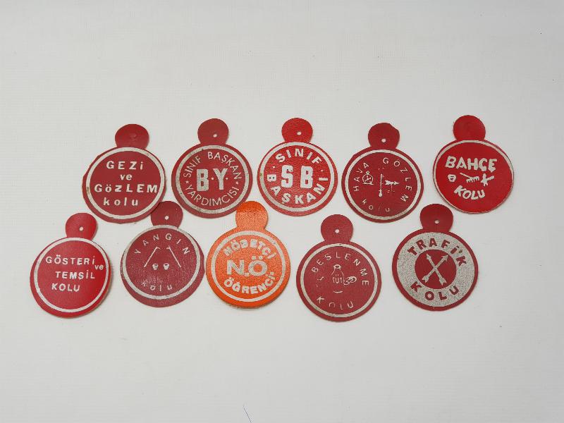 EĞİTİM TARİHİ: 1980'LERDEN İLKOKUL GÖĞÜS ETİKETLERİ 