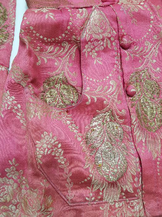 OSMANLI DÖNEMİ ALTIN SIRMA İŞLEMELİ İPEK ELMASİYE KADIN ELBİSESİ